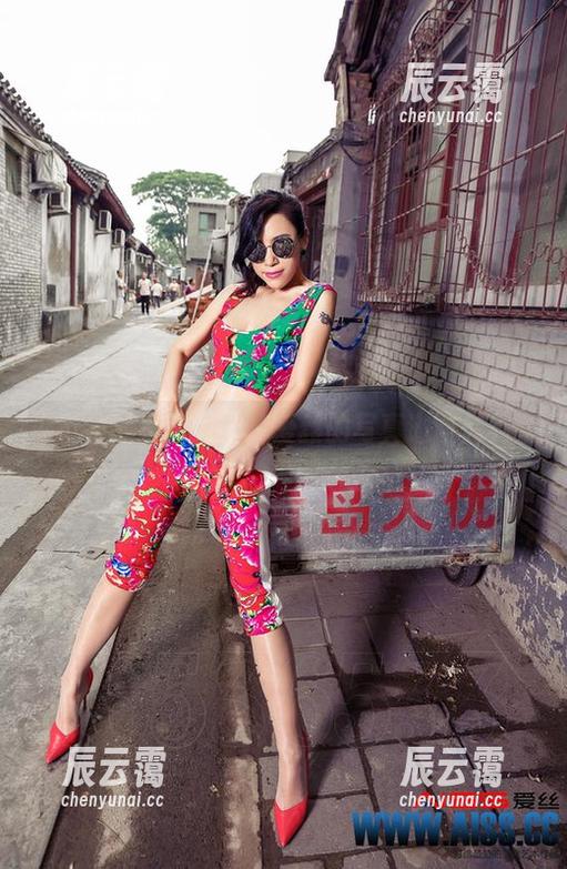 闹市里的美丽蜕变，爱丝的写真邀请你共享