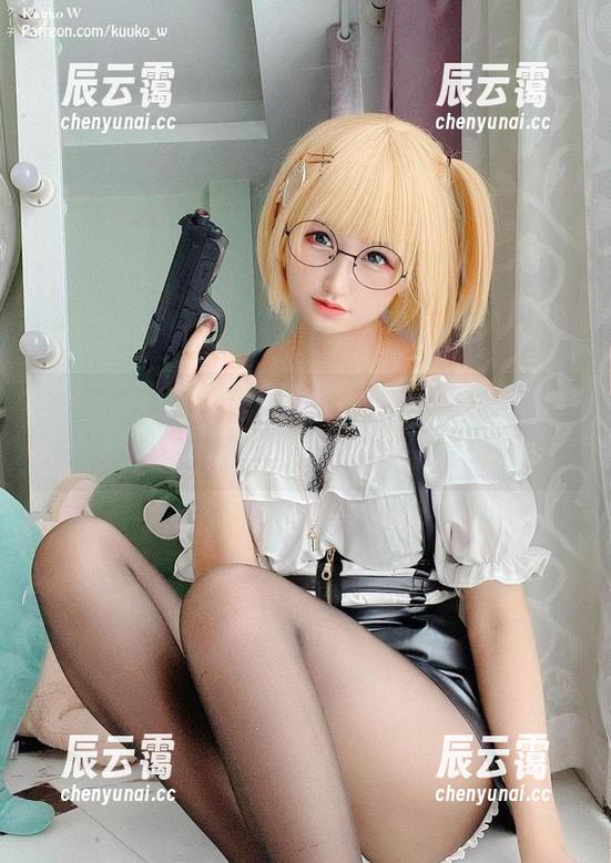 KuukoW的眼镜全套写真，让人想问：你后面那里有打光吗？
