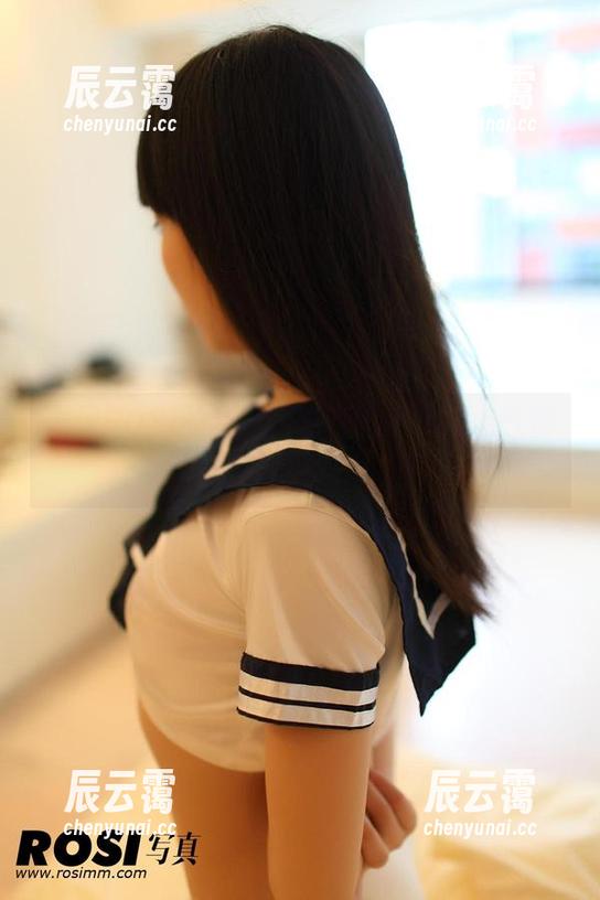 ROSI写真 发现ROSI的套图,清纯似乎正与淘气悄然交谈。