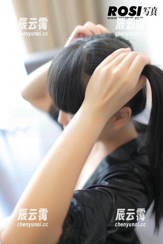 最新的图库里，ROSI妹妹就像是无意掉落的糖果，甜得让人欲罢不能。