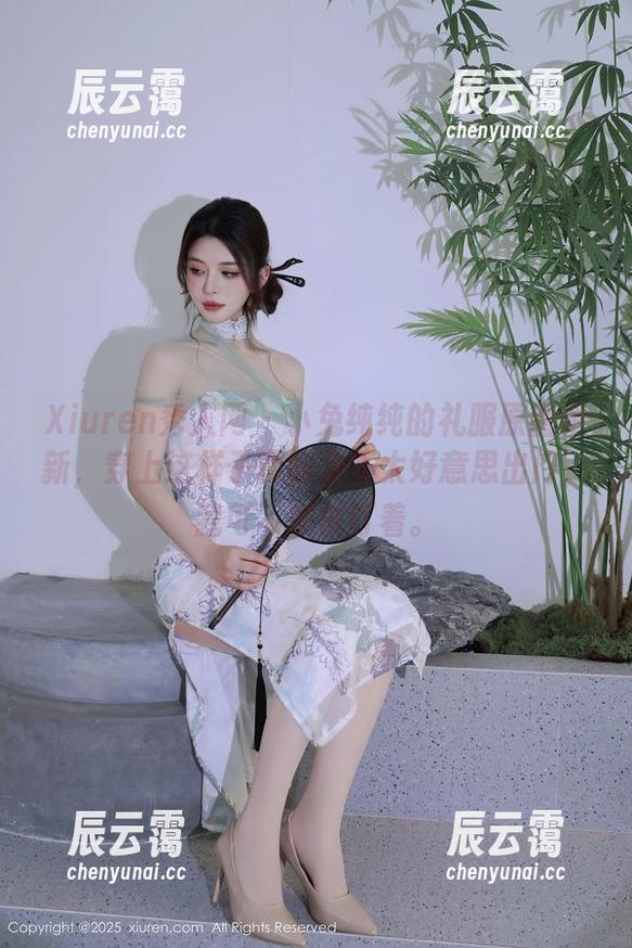 Xiuren秀人网 - 小兔纯纯的礼服原图更新，穿上这样子真的是不太好意思出门，我可不想被盯着。