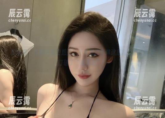 微密圈 - 牛顿可能没想到，不爱笑的赛琳这组肉丝图片直接打破了“重力感”！