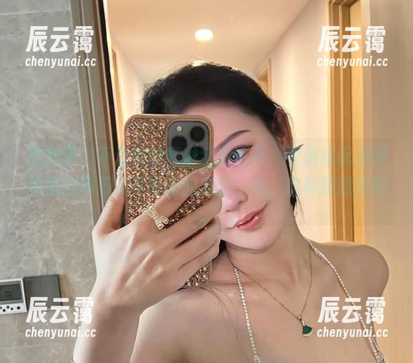 不爱笑的赛琳 微密圈 - 不爱笑的赛琳全套写真,西服搭配渔网丝袜这种不走寻常路的组合,哦,这种肆意真好。
