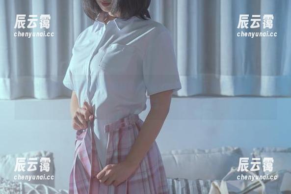 一不小心被云溪溪奶桃的月色服装cos迷住，下载想合成手机壁纸，哈哈。