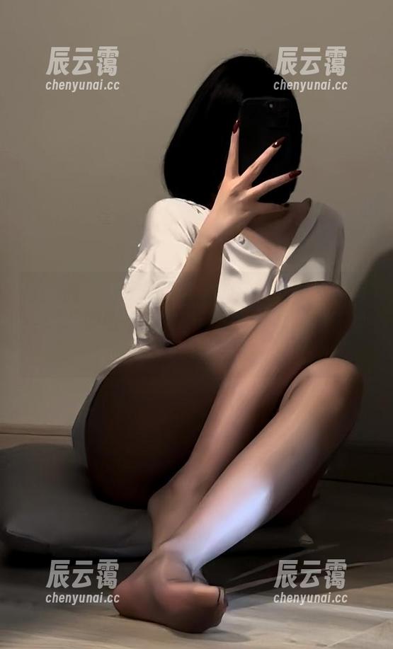 保守的二舅妈 微密圈 - 保守的二舅妈的丝袜套图,别具一格,明明是个摄影作业,却有点不正经的味道。