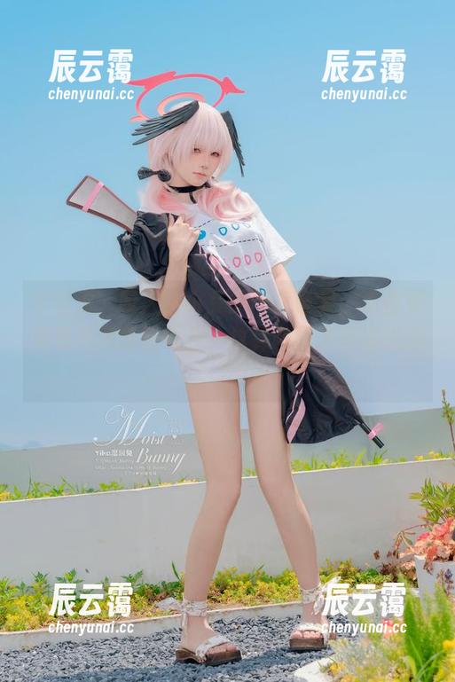 梦轻羽，咬人小小兔的写真合集：这些姿势看得我搔首顿足，这算哪门子灵魂出窍？