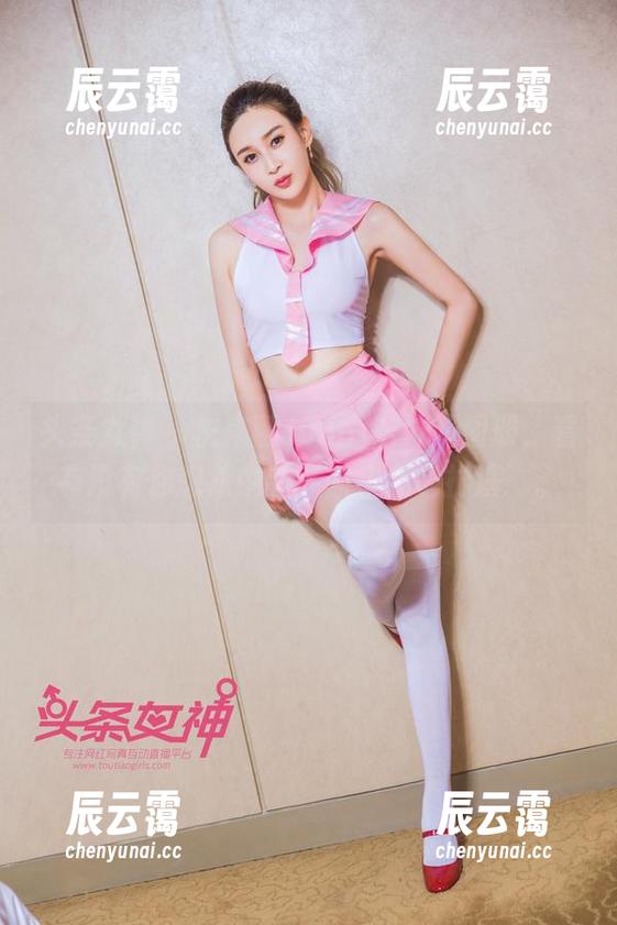 头条女神 - 快来翻JennyR妹妹图册，看有没有你想象中的‘家庭角色扮演’。