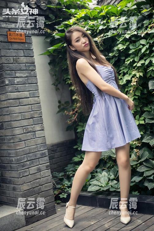 头条女神 - 语溪自拍美图合集，就像翻看一本随意的画册，味道十足。