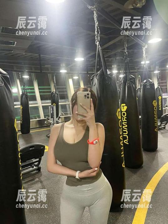 微密圈 - 奶宝妹纸的牛仔裤？丝毫不遮掩，不如来试试这些免费照片下载！