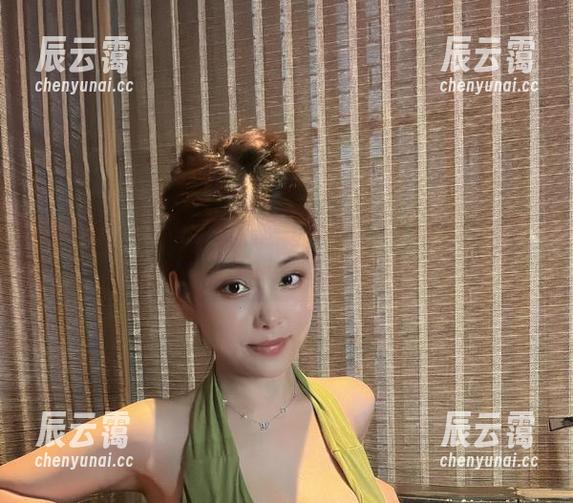 微密圈 - 奶雯的黑皮裙，你的审美来挑战了吗？下载不过是蚊子肉！