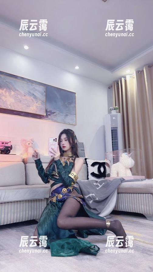 小小奶瓶儿 小小奶瓶儿的定制写真,穿越回到少女时代的御姐风!