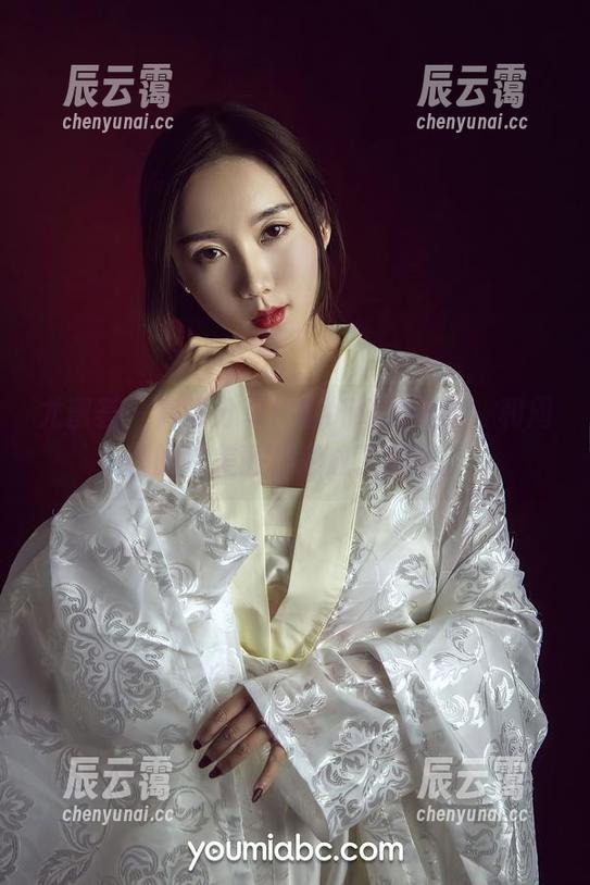 尤蜜荟-李纤纤 尤蜜荟 - 高清分享:李纤纤的眼镜,和周围的“美丽”形成了对比。