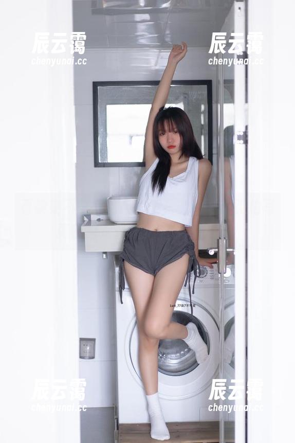 柒柒不可爱 看柒柒不可爱这条黑皮裙的冷艳,街拍写真套图我都不知该瞩目哪里!