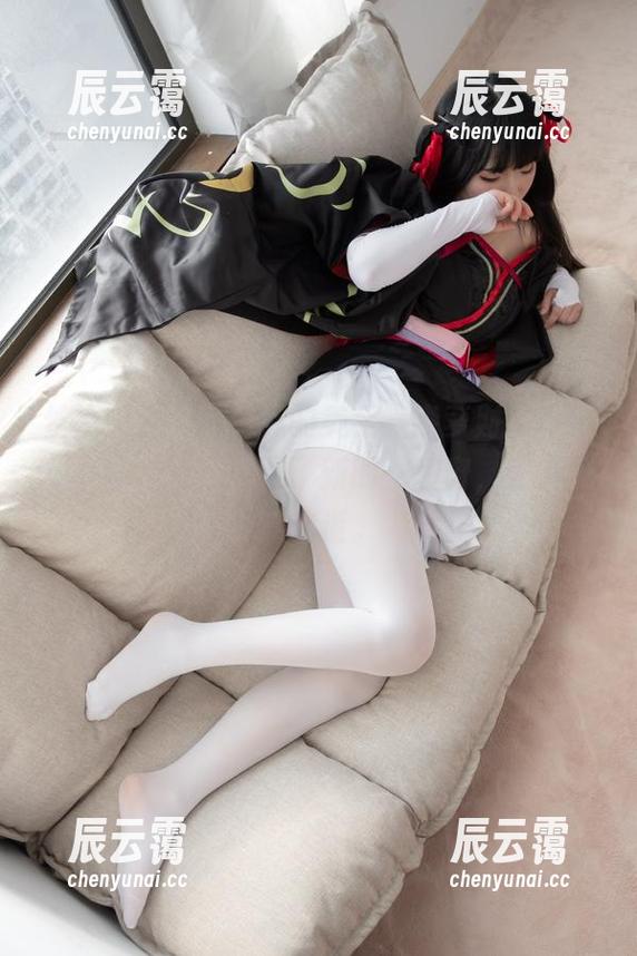 丝滑的白色和匀称的美足，森萝财团写真集下载就像是打开了新的一扇窗，让人流连忘返。