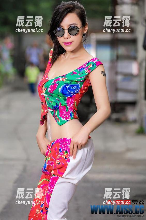 爱丝 - 欣杨的校服趋势大揭秘：原图直击，让人想背着书包去上课。