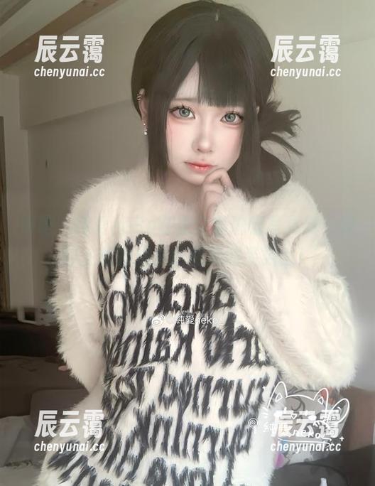 好吧，纯爱neko在做全套瑜伽写真时，我的注意力貌似全在她的姿势上！