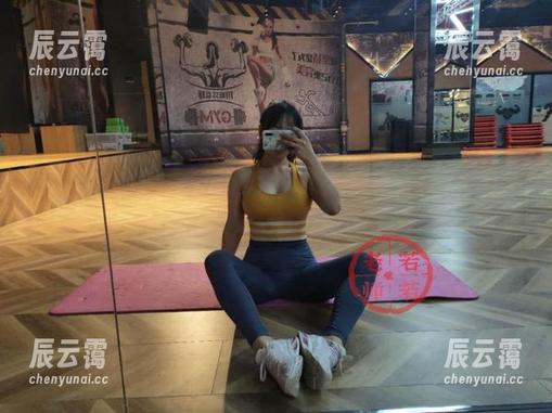 微密圈 - 在若若老师的夏日写真里，套图好像偷偷藏了点啥！