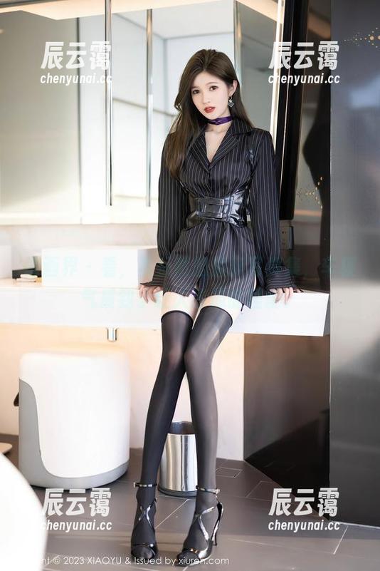 语画界 - 看，黄乐然的最新写真集，车模气质到了让人犹豫的程度。