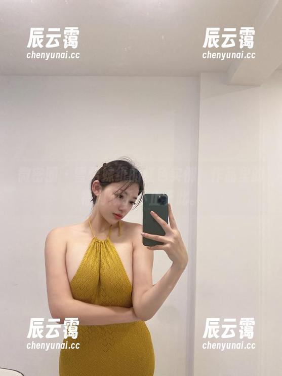 微密圈 - 雪怡妹纸的红色实例，作品里的福利似乎不止于此。
