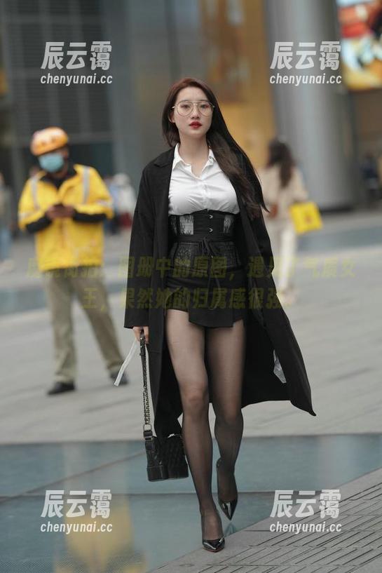 魔镜街拍 魔镜街拍:图册中的原图,遇见了气质女王,果然她的归属感很强。